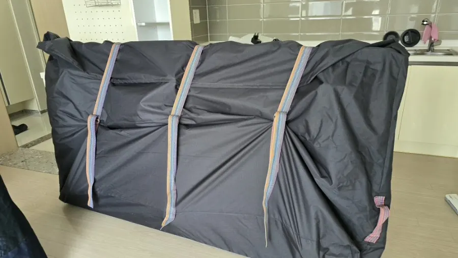 두께 약 40cm 매트리스를 전용 커버로 감쌉니다.