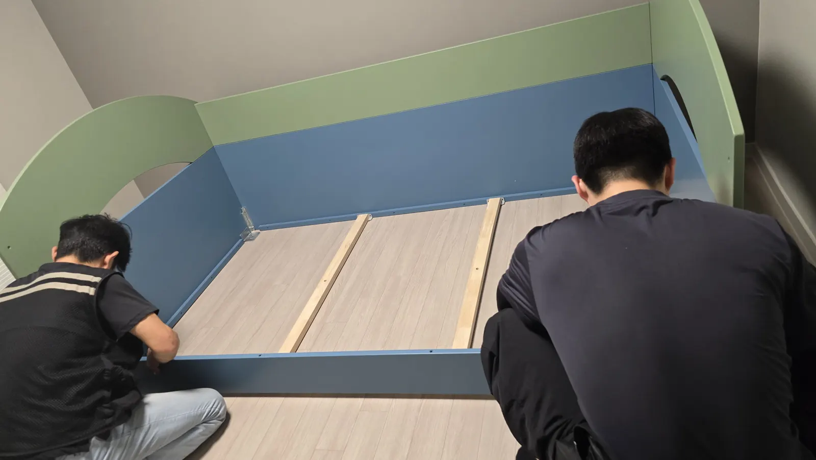 새 집 아이 방에서 측판과 살대를 다시 맞춥니다.