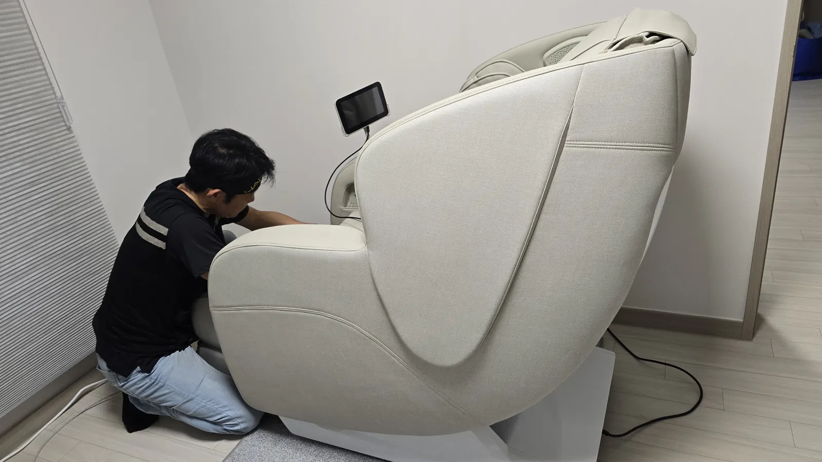 새 집 방에서 배선을 연결하며 재설치하는 중.