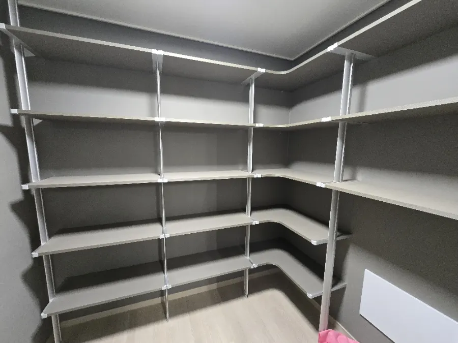 아산 → 천안 동남구 시스템행거·팬트리 선반 이전설치 — 2025년 9월 사례 — 현장 사진 1