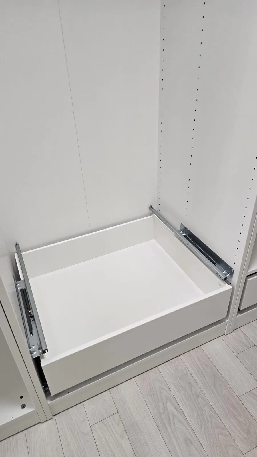 서랍과 선반 등 내부를 구성하는 단계.