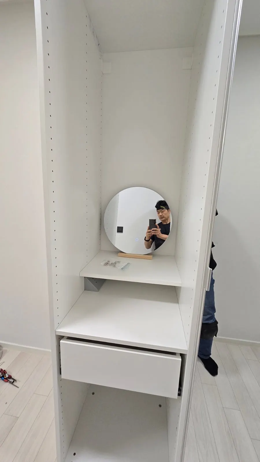 한 칸은 기존 콘센트를 살려 화장대 공간으로 만들었습니다.
