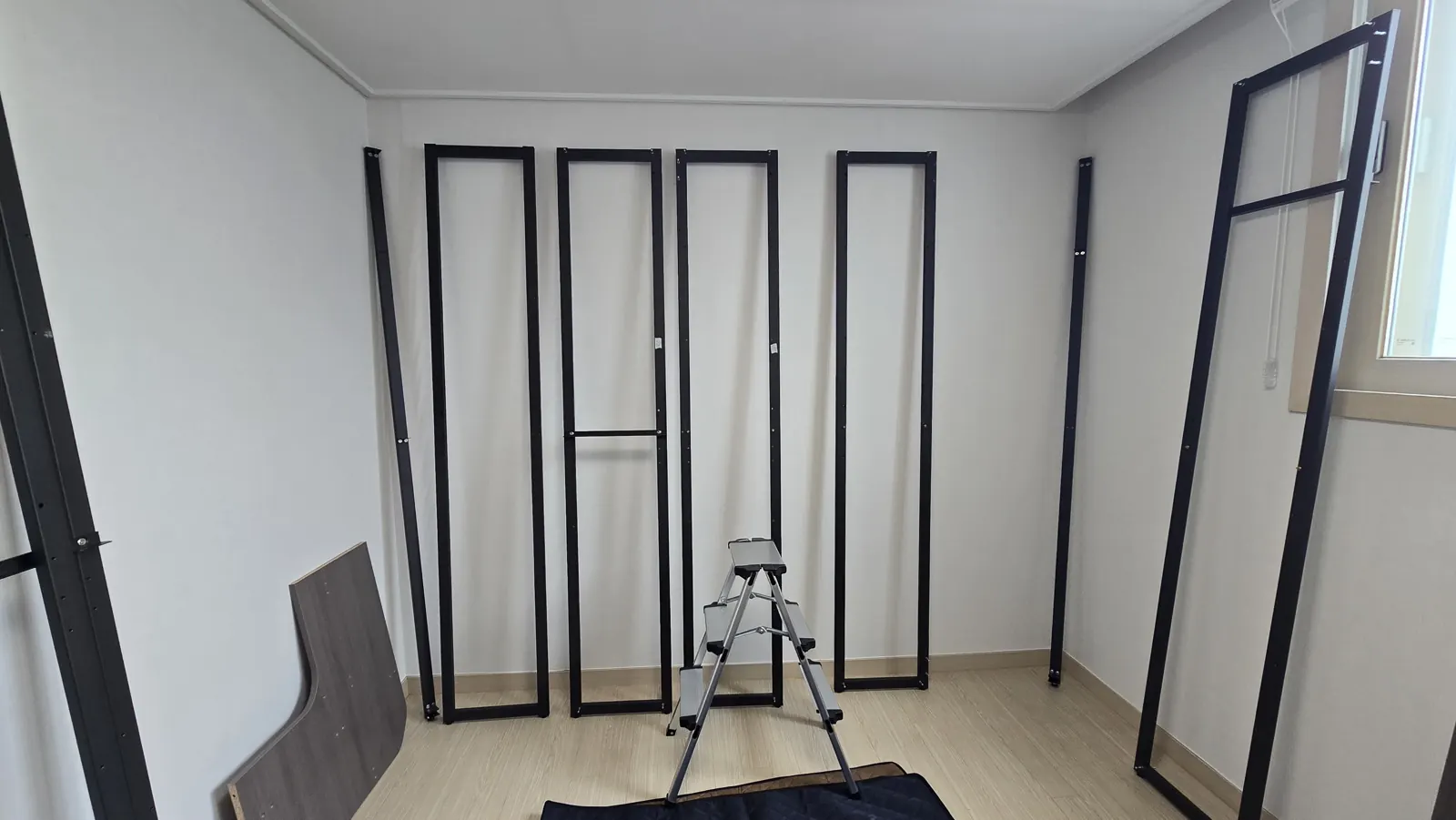 새 집 드레스룸에 기둥을 다시 세우는 단계.