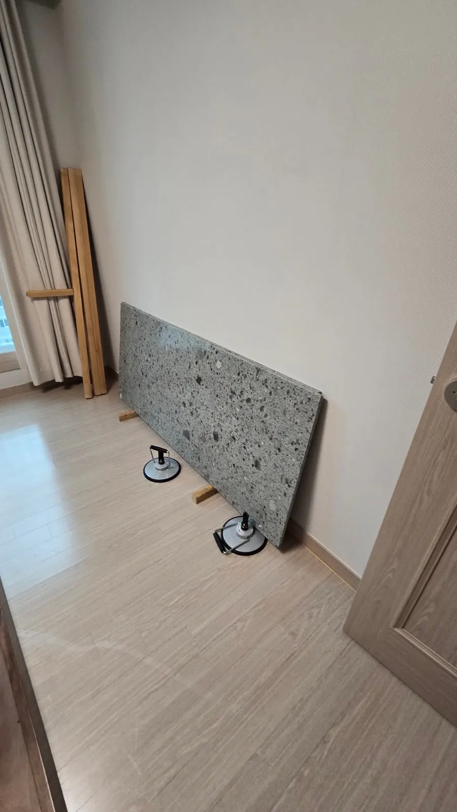 떼어 낸 석재는 입구방 벽에 세워 보관합니다.