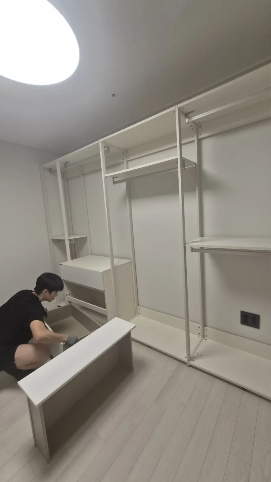 프레임을 짠 뒤 서랍장을 새 위치에 맞추는 중.