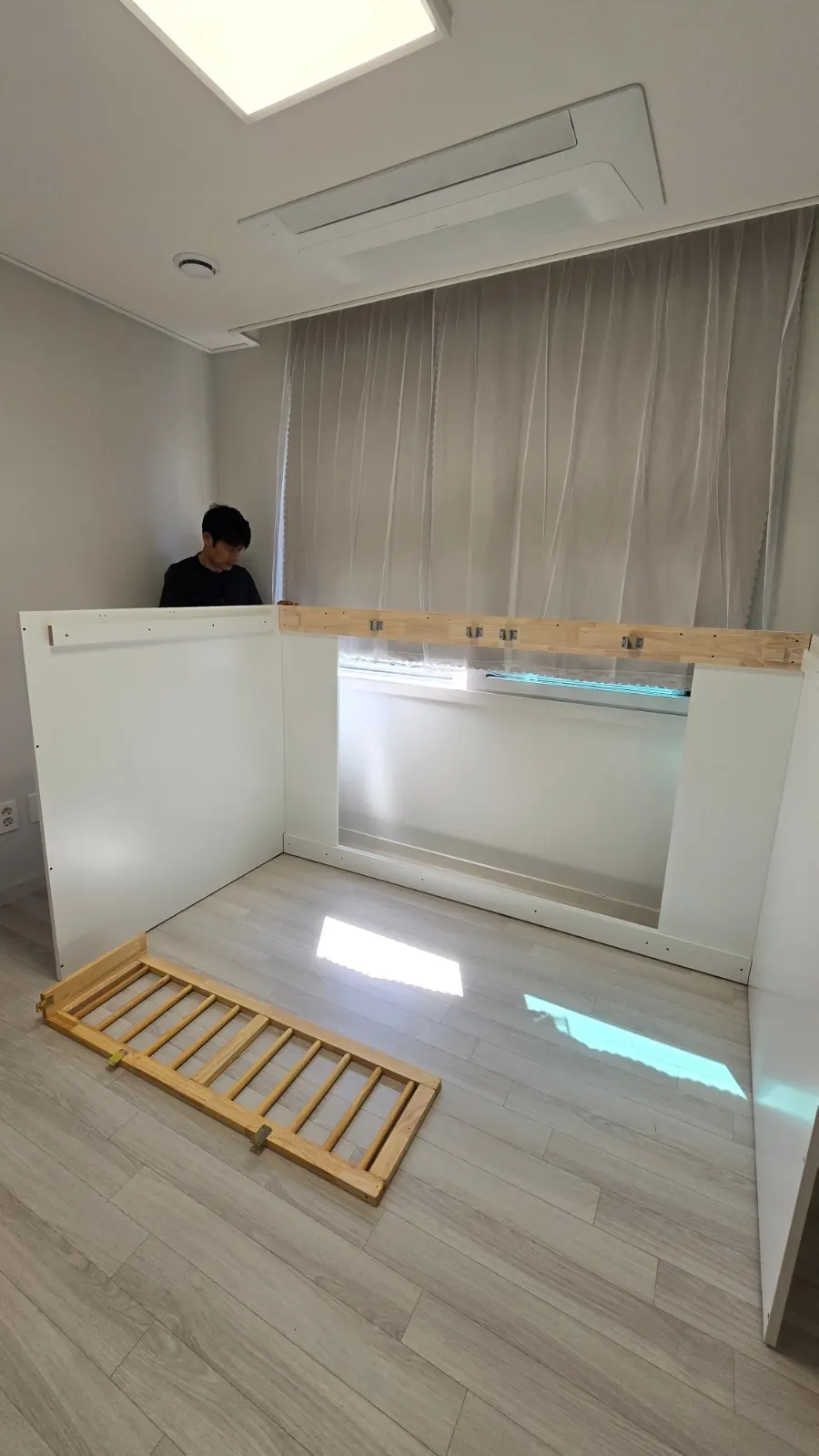 프레임을 하나씩 떼어 비어 있는 작은방으로 옮깁니다.