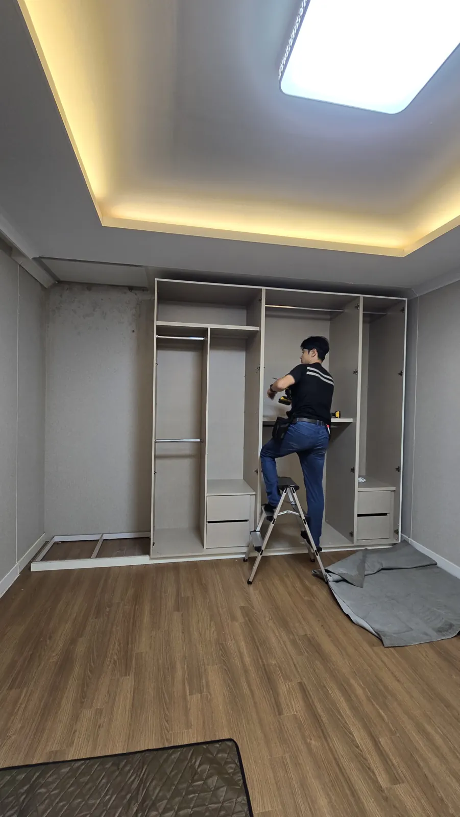 장을 들어내자 결로 곰팡이가 생긴 벽이 드러났습니다.