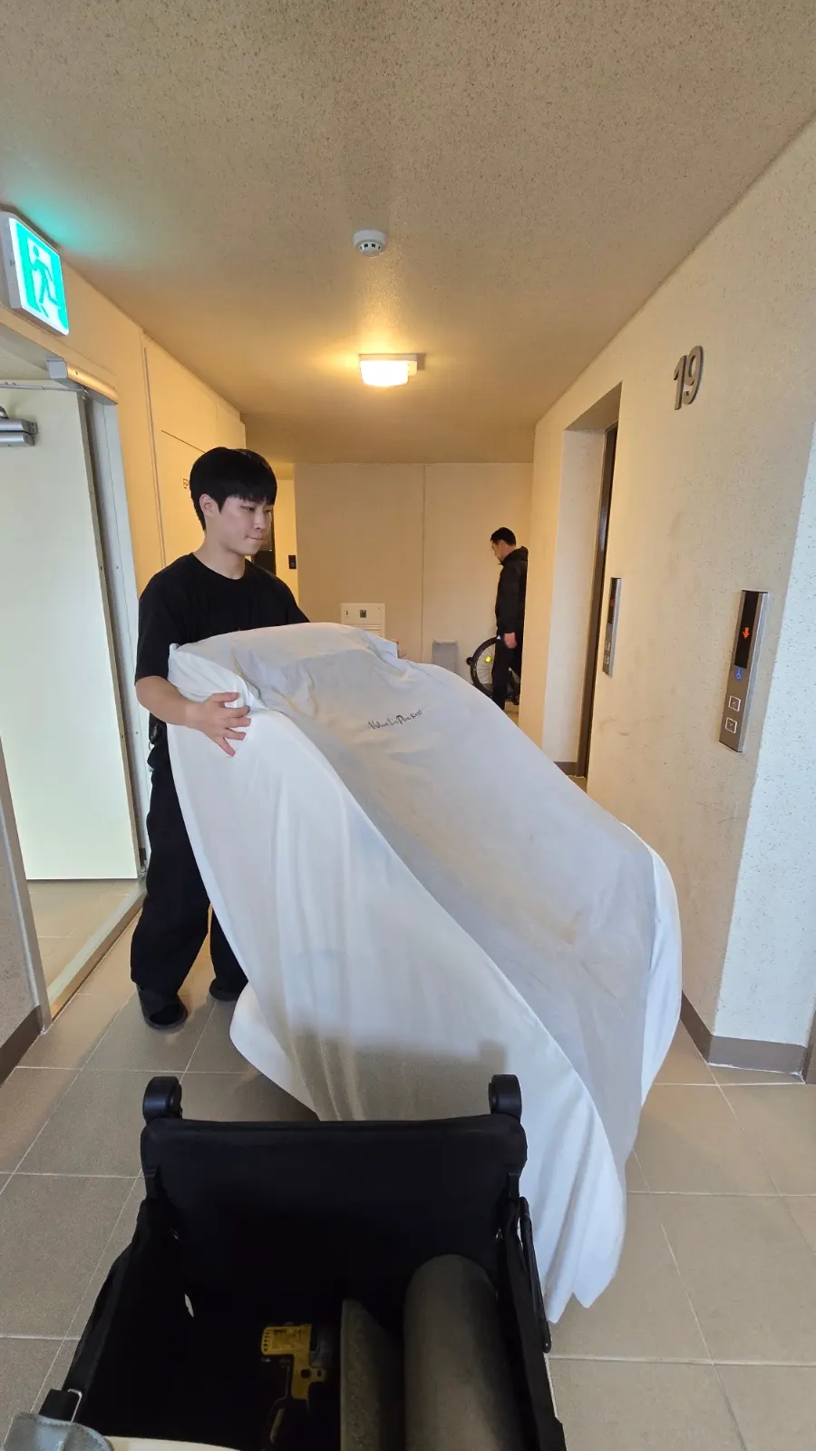 전용 커버를 씌워 복도로 내보내는 중.