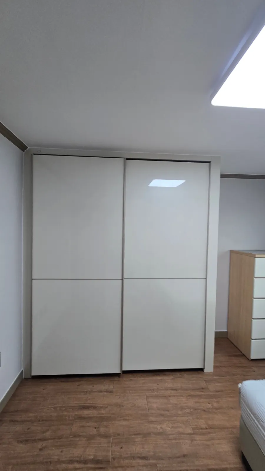 옆집에 재설치를 마친 한샘 슬라이딩 붙박이장.