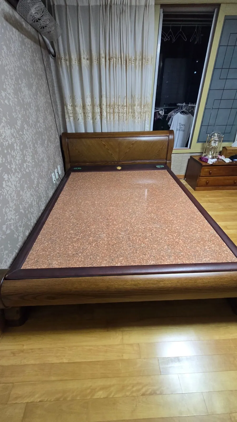 안방에 있던 장수돌침대 퀸사이즈.