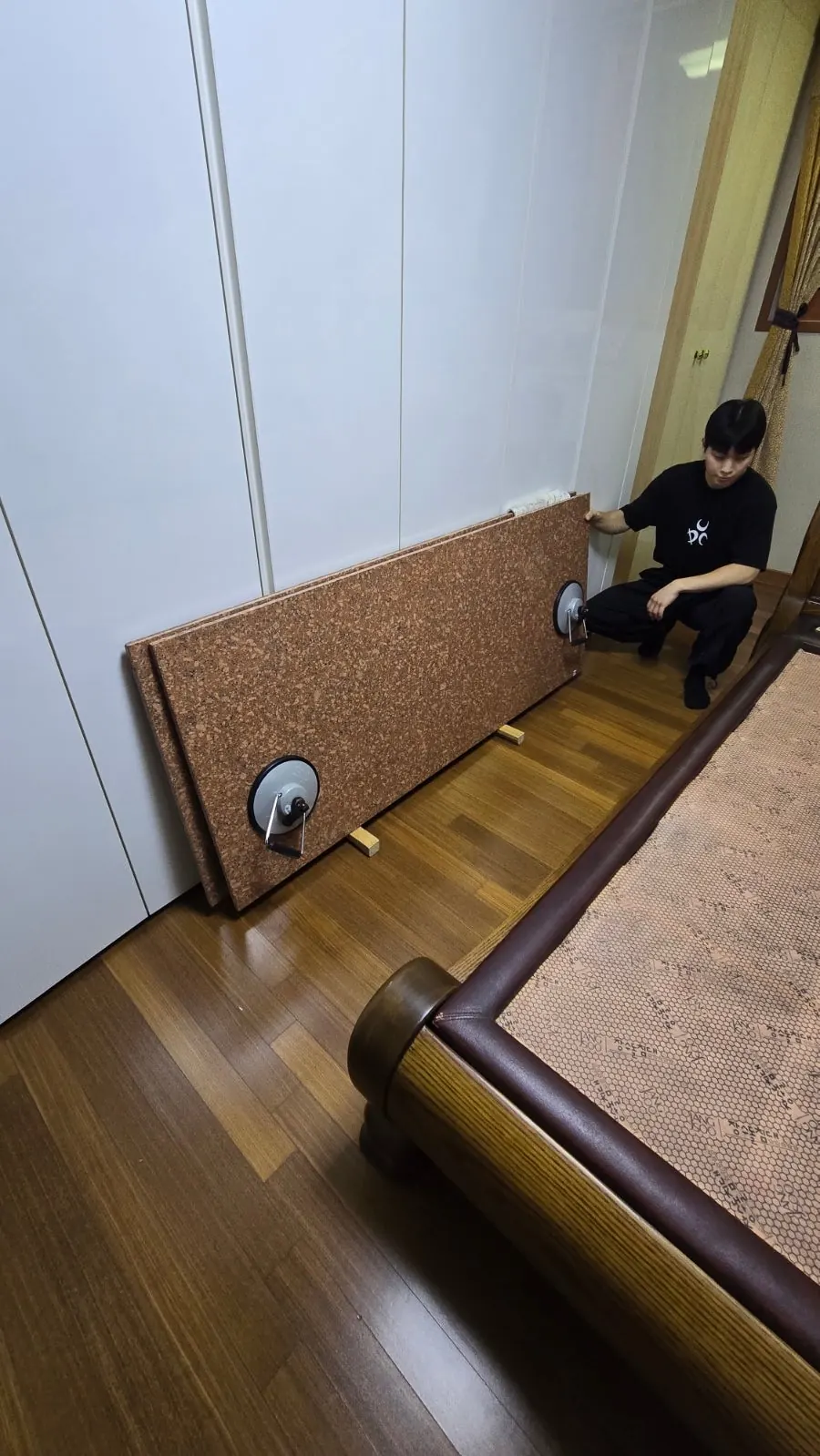 흡착기로 석재를 들어 두 사람이 옮깁니다.
