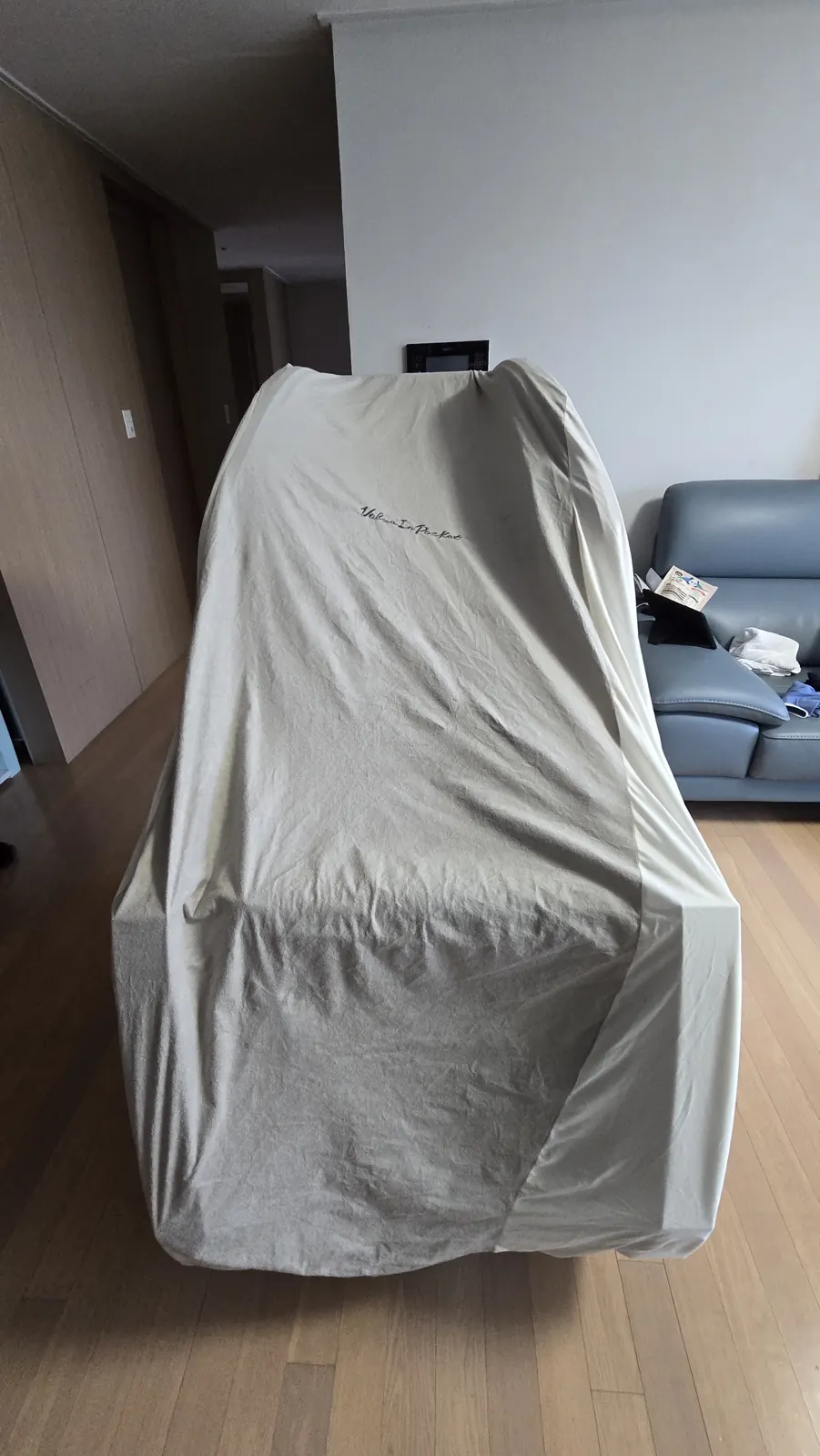 가죽과 프레임이 쓸리지 않도록 전용 커버로 감싼 뒤 옮깁니다.