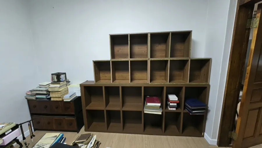 책장을 배치하고 책을 다시 꽂는 단계.