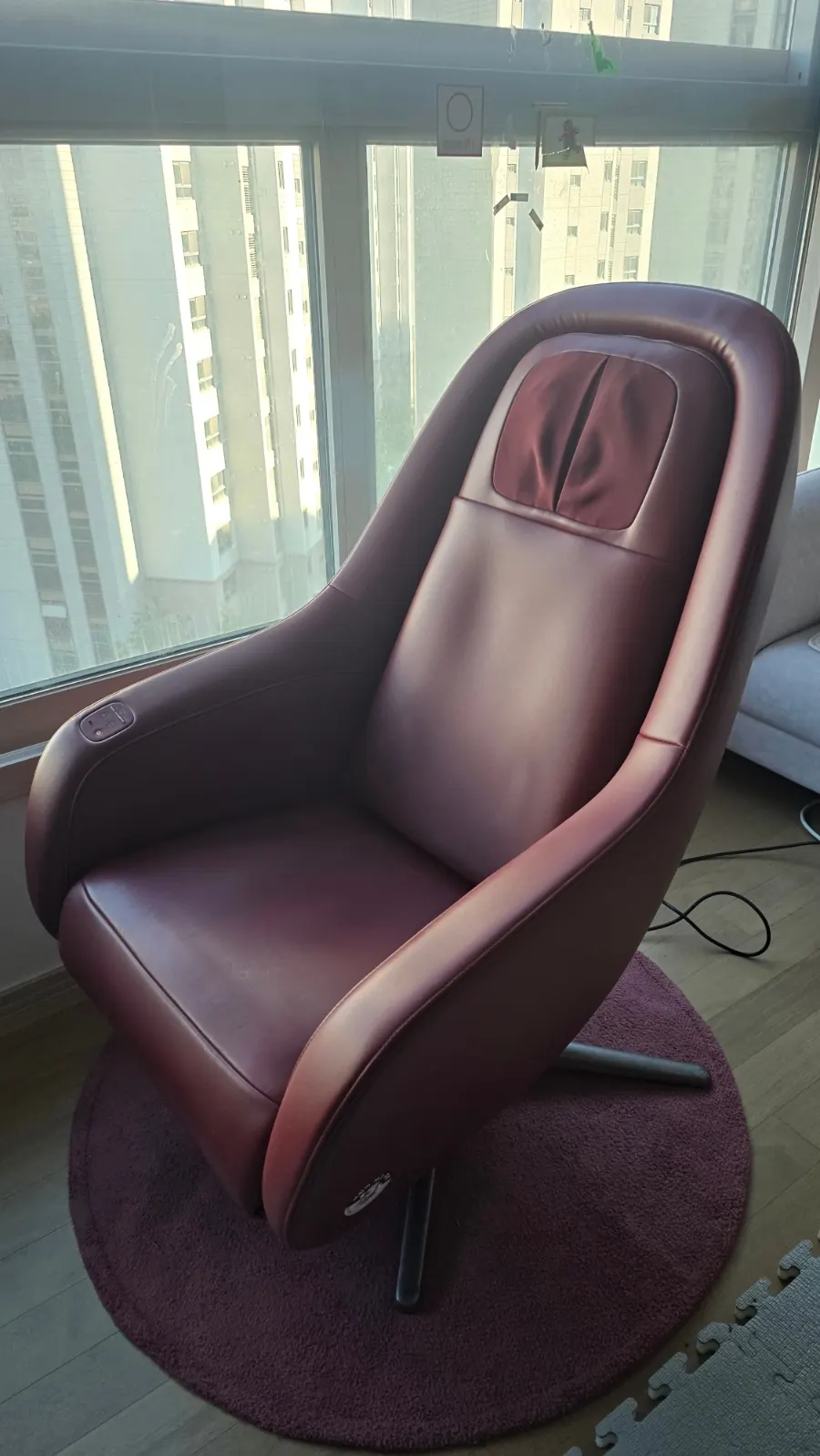 거실에 설치를 마친 코웨이 비렉스 트리플 체어.