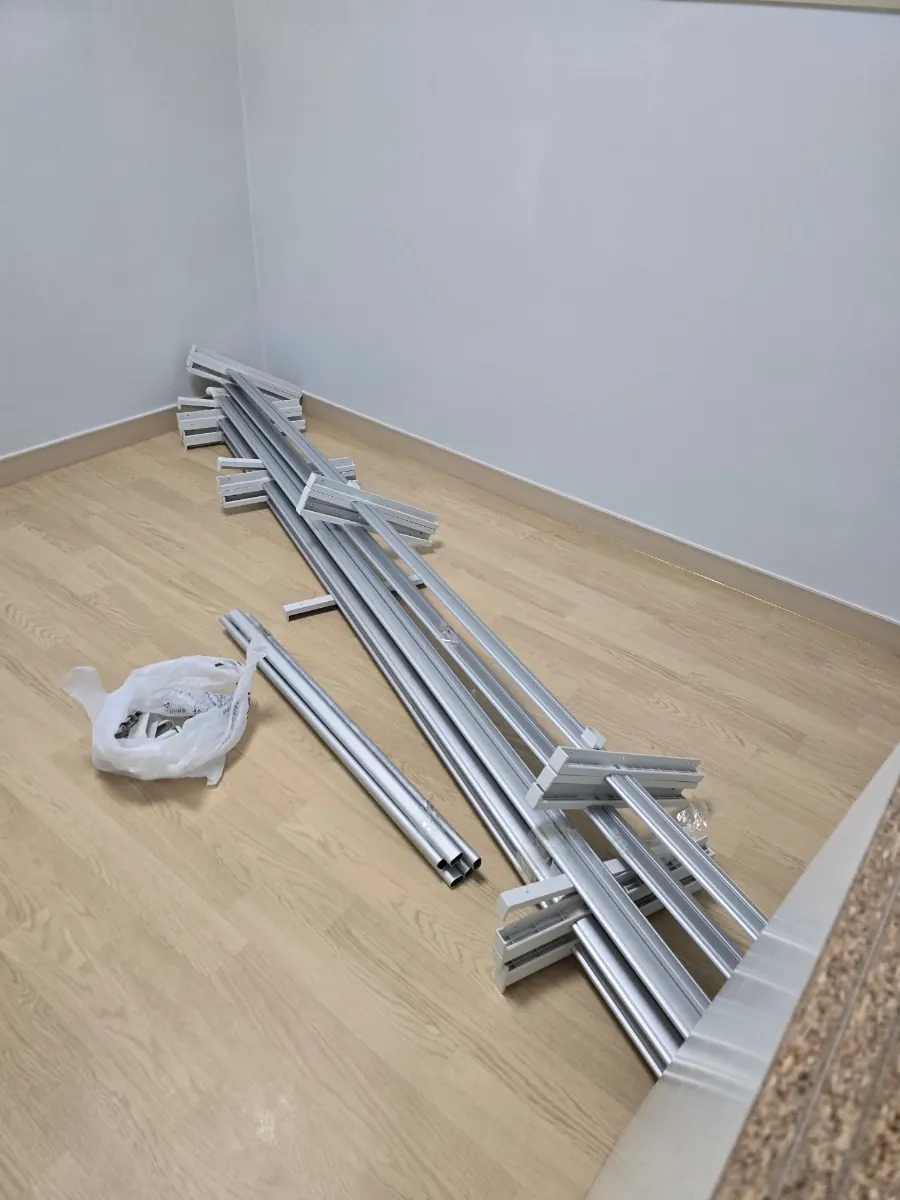 이사 후 해체된 채 쌓여 있던 시스템행거 부품.