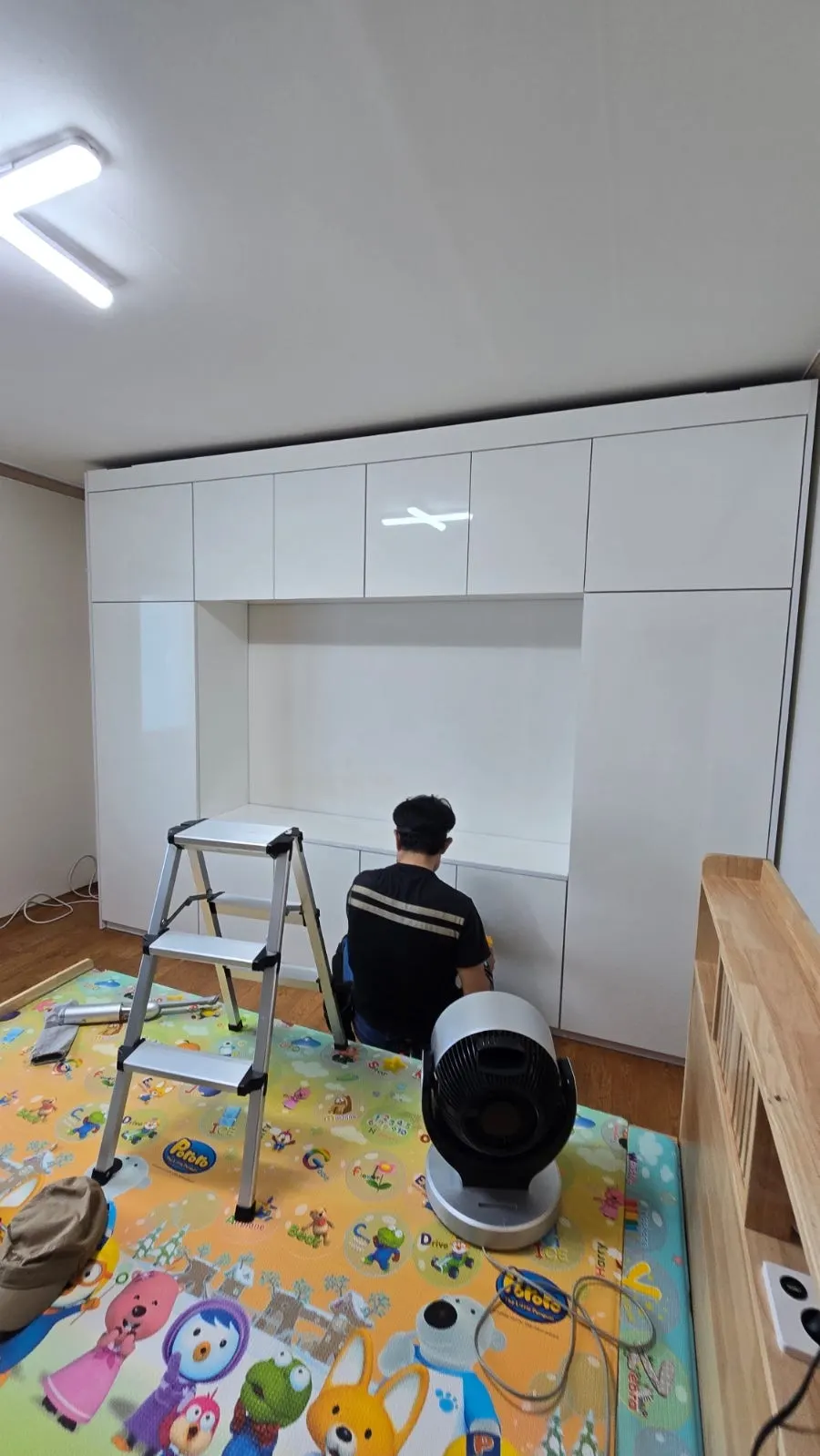 홍성 내포→예산 삽교 맞춤 거실장 이전설치 — 가로 약 3m 하이그로시, 2026년 5월 사례 — 현장 사진 3