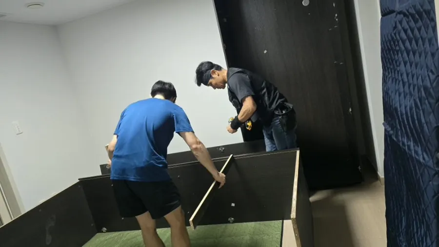 새 바닥을 누비담요로 덮고 몸통을 조립합니다.