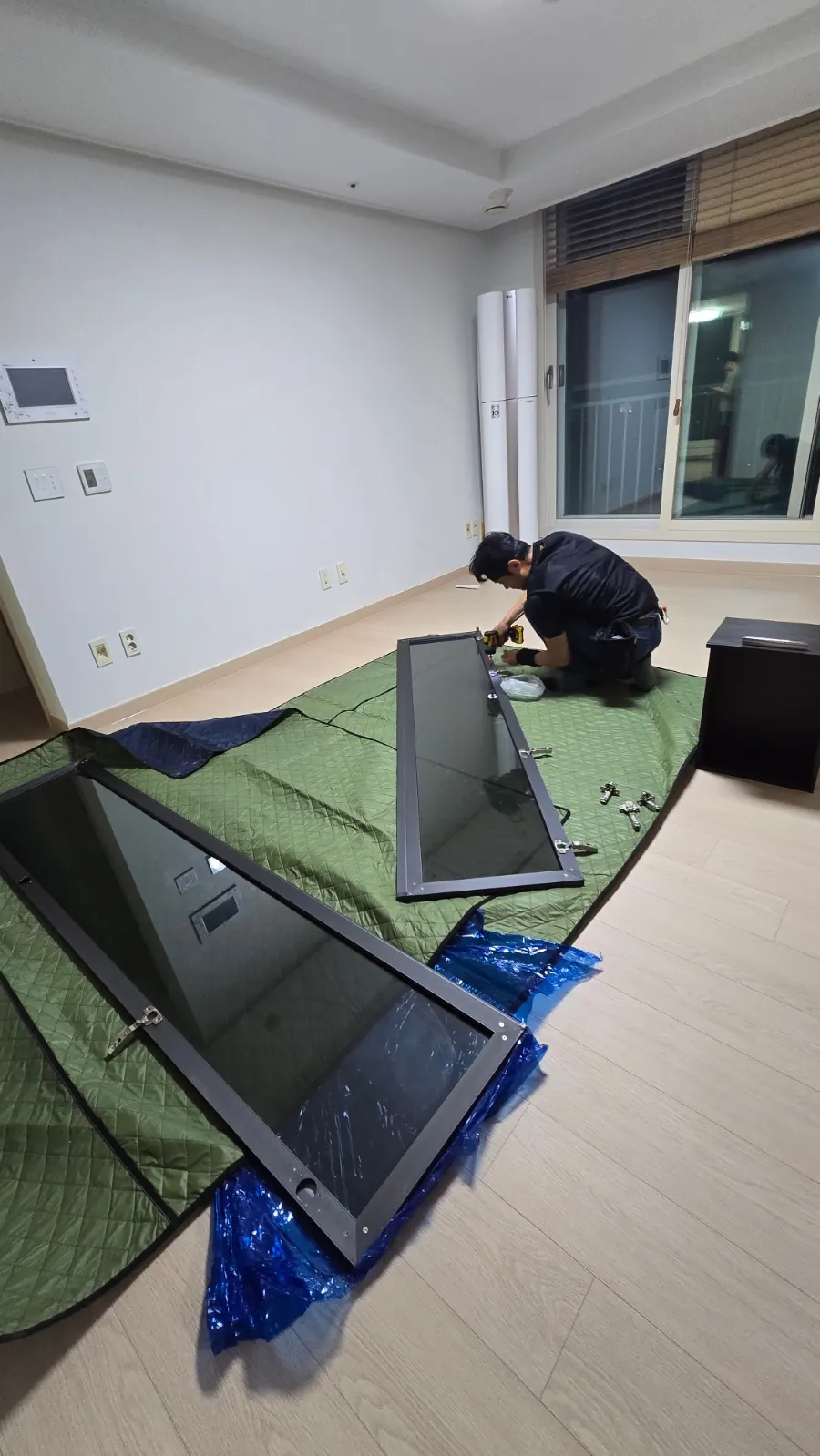 문짝과 유리문을 다시 달고 간격을 맞추는 중.