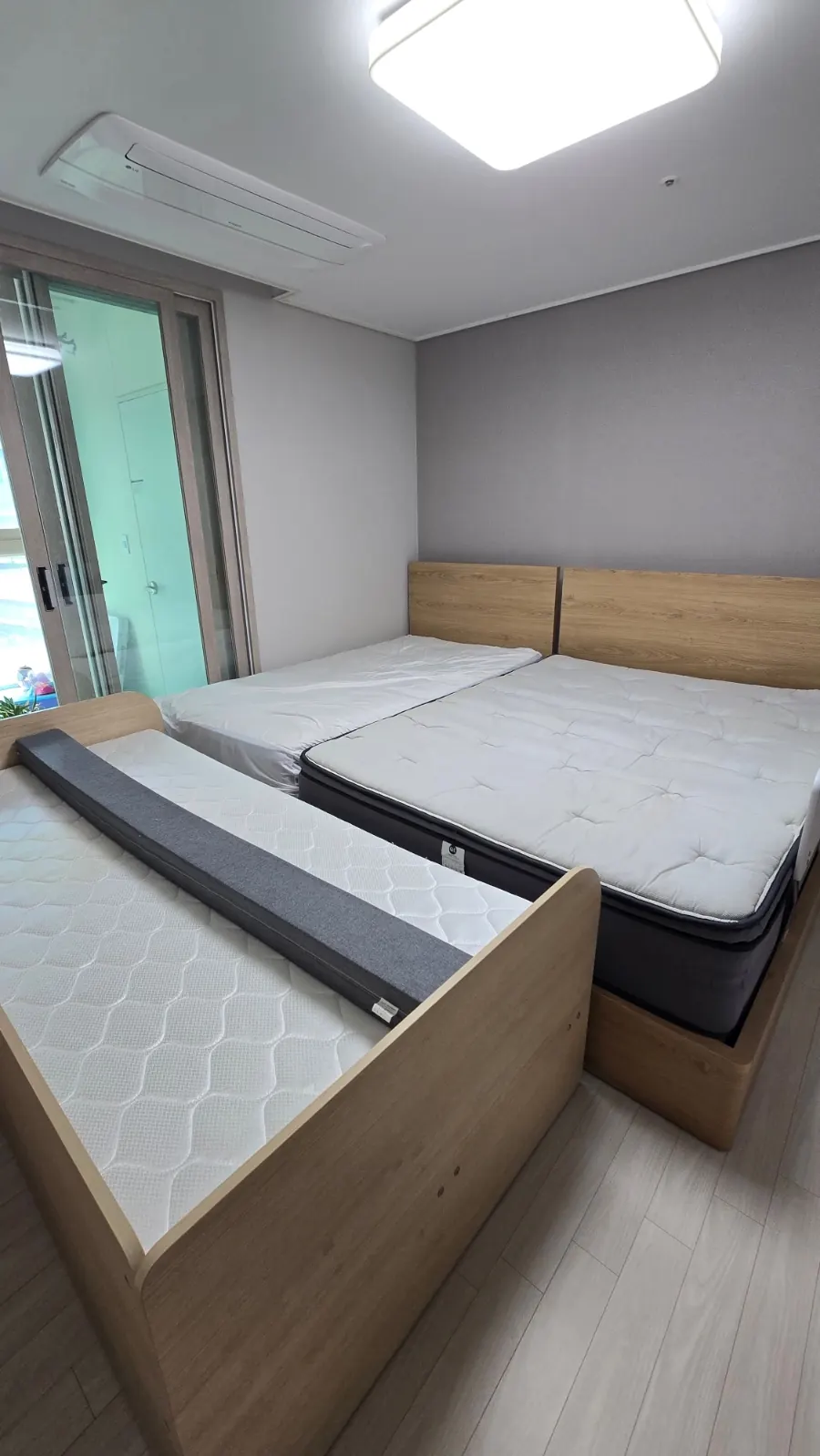 침대 세 개가 안방 대부분을 차지하던 작업 전 모습.