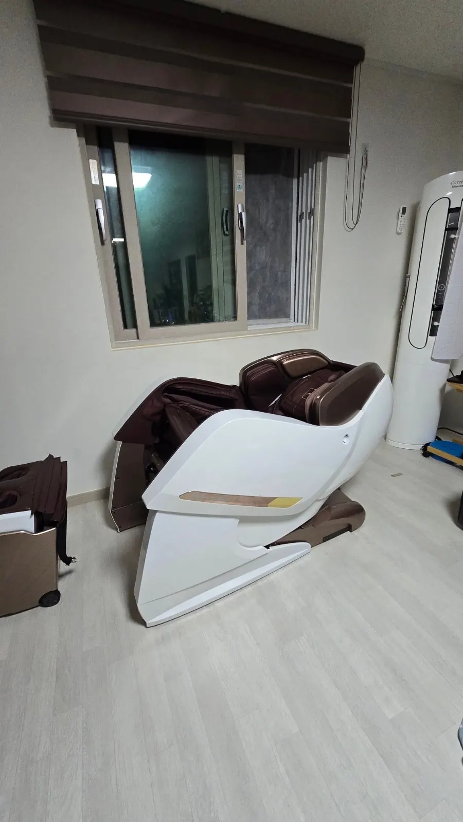 예산 단독주택에서 팔과 다리를 다시 조립하는 중.
