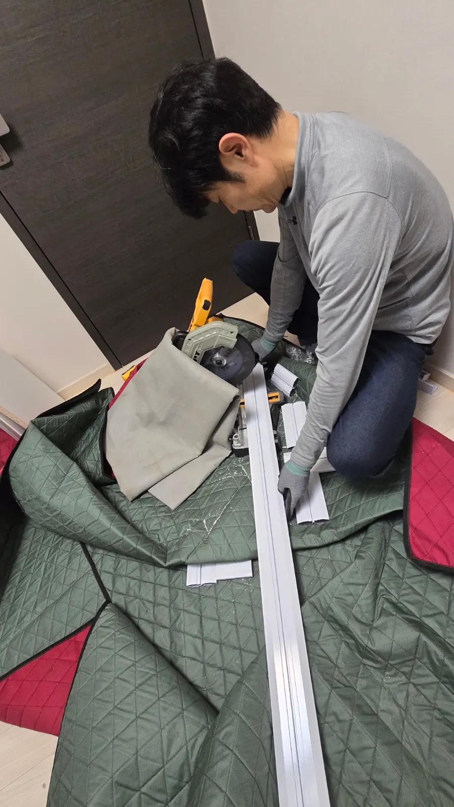 바닥을 보양하고 기둥을 같은 길이로 자릅니다.