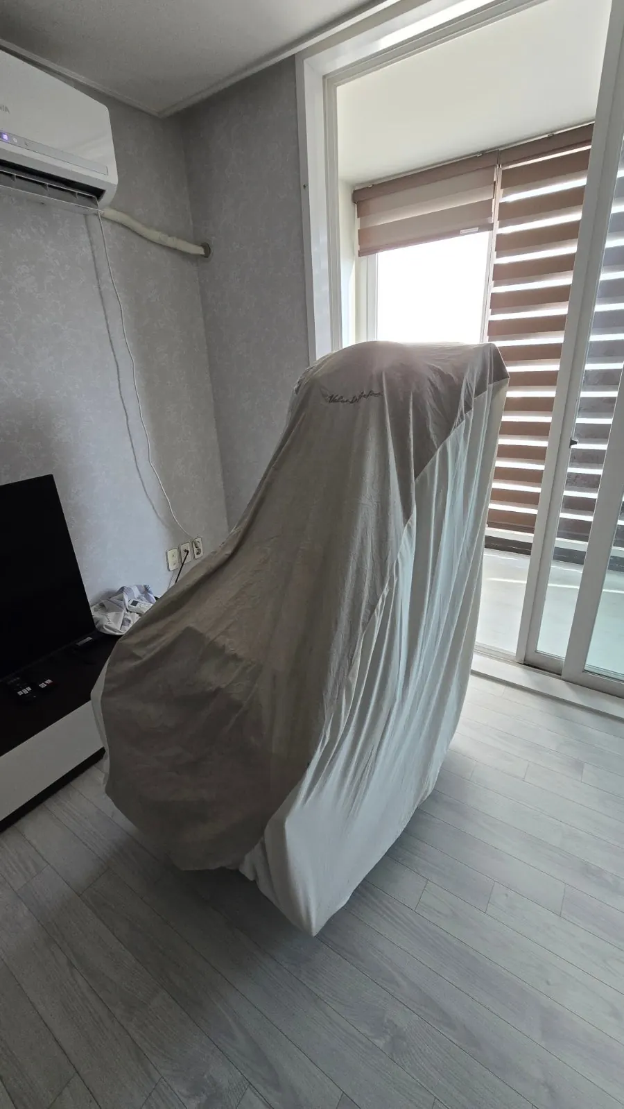 전용 커버로 감싸 운반 준비를 마친 모습.