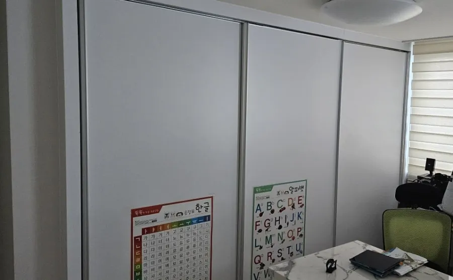 이사 전 집의 슬라이딩 붙박이장.