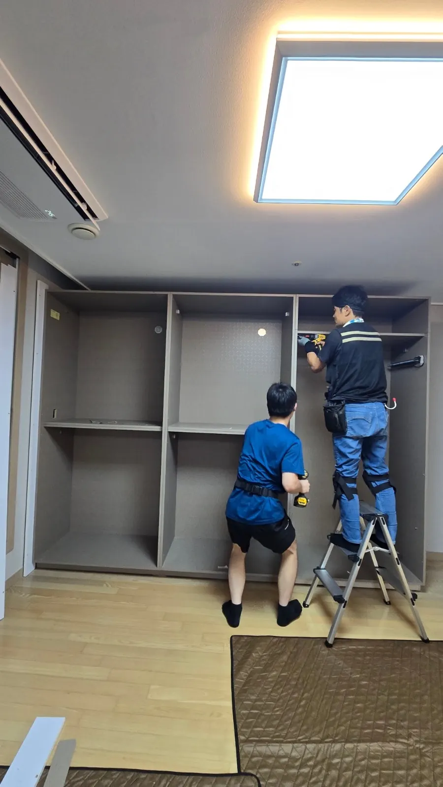 새집에서 몸통을 연결하고 레일을 조립하는 중.